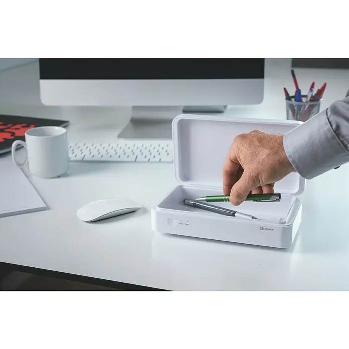 Ledvance Desinfektionsbox UVC LED - Weiß, 21,9 x 12,6 x 6,3 cm, USB-Anschluss - Das LEDVANCE UV-C Desinfektionsbox wird auf einem Schreibtisch verwendet, um Stifte zu desinfizieren.