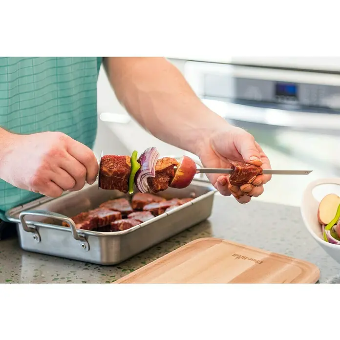 Char-Broil Grillspieß Grill+ - Länge: 35 cm, 4 -tlg. - Person, die einen Fleischspieß mit Paprika, Zwiebeln und Äpfeln zubereitet. Zubereitung mit Char-Broil Produkten.
