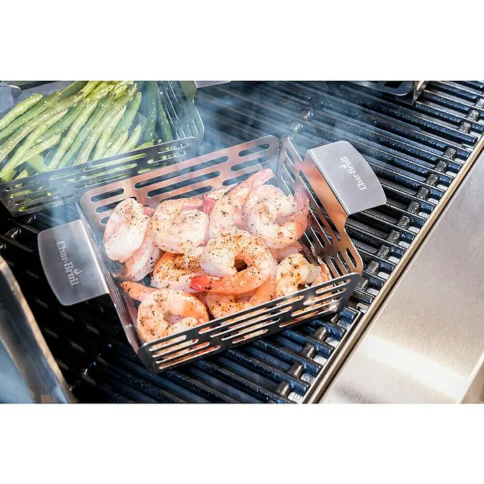 Char-Broil Grillkorb Grill+ - Edelstahl, L x B x H: 16,3 x 24,9 x 5,5 cm - Eine Nahaufnahme von Garnelen, die in einem Char-Broil Grillkorb auf einem Grill zubereitet werden, daneben grüner Spargel.
