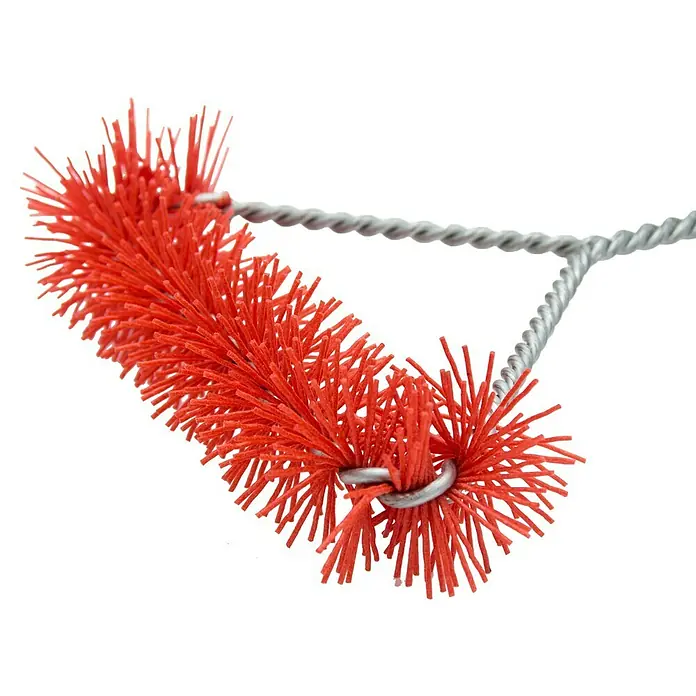 Char-Broil Grillbürste Cool Clean 360° - Länge: 44,5 cm, Nylon - Detailaufnahme einer Reinigungsbürste mit orangefarbenen Borsten und einem Griff aus silberfarbenem, verdrilltem Draht.