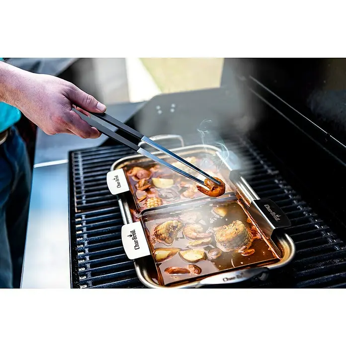 Char-Broil Grillbesteck - Länge: 36,5 cm - Die Char-Broil Grillpfanne wird mit köstlichen Meeresfrüchten und Gemüse auf dem Grill zubereitet, für ein perfektes Grillerlebnis.