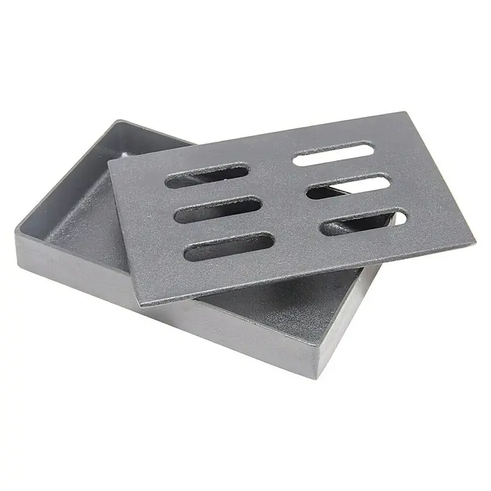 Char-Broil Räucherbox - L x B x H: 20,5 x 12,8 x 3,5 cm - Ein quadratischer, grauer Gusseisen-Aschenbecher mit einem gelochten Deckel für Zigaretten. Ideal für den Außenbereich.
