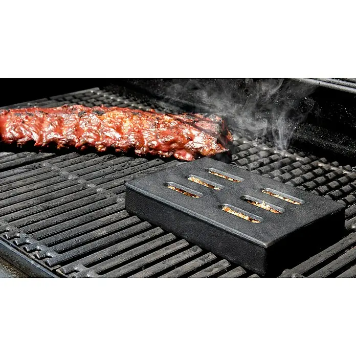 Char-Broil Räucherbox - L x B x H: 20,5 x 12,8 x 3,5 cm - Spareribs und eine schwarze Räucherbox mit Holzchips auf einem Grill. Ideal zum Räuchern von Fleisch auf dem Grill für ein köstliches Raucharoma.