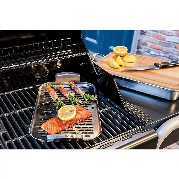 Char-Broil Grillpfanne Grill+ - L x B: 42 x 22 cm, Höhe: 4 cm - Silberner Char-Broil Grillkorb mit Lachs und Spargel auf einem Gasgrill.
