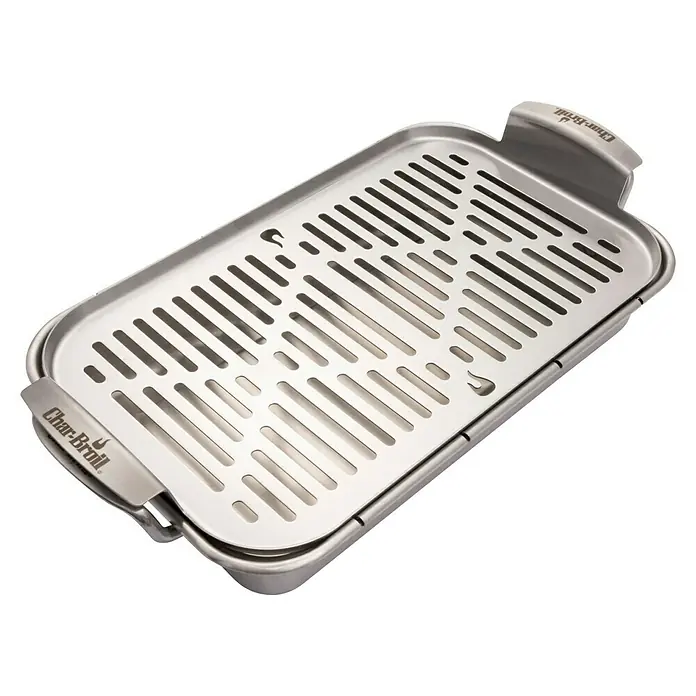 Char-Broil Grillpfanne Grill+ - L x B: 42 x 22 cm, Höhe: 4 cm - Das Bild zeigt eine Char-Broil Grillpfanne aus Edelstahl mit Schlitzen und zwei Griffen, ideal zum Grillen von Gemüse oder Fisch.