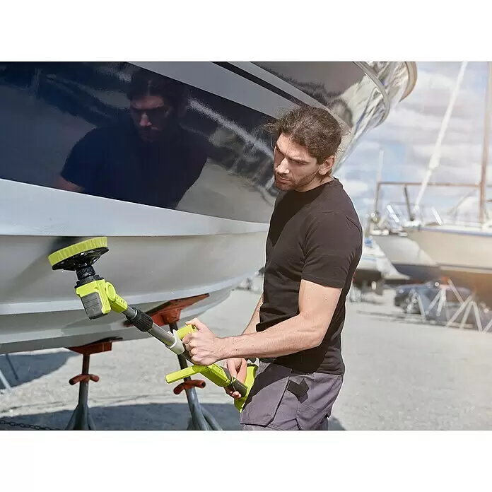 Ryobi ONE+ Cepillo rotativo de lavado R18TPS‐120G - 18 V, Iones de litio, 2 Ah - Hombre limpia el casco de un barco con un cepillo giratorio verde y negro de mango largo.