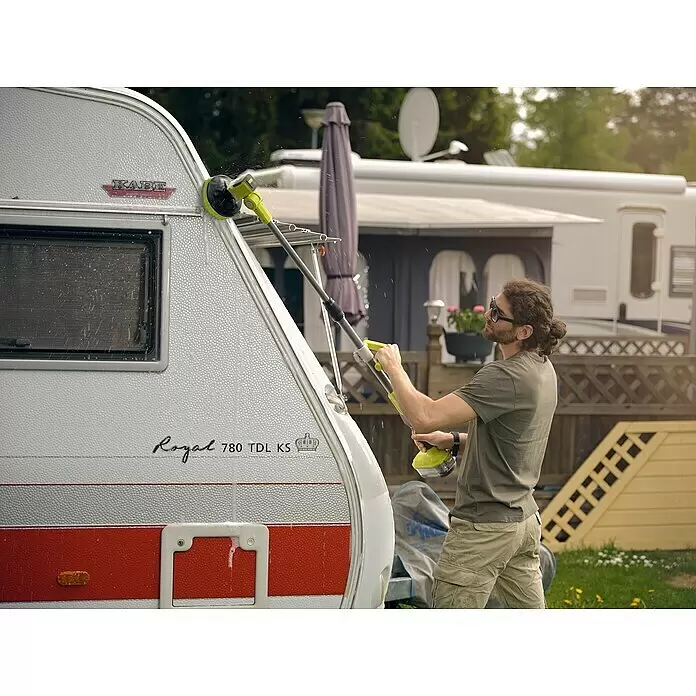 Ryobi ONE+ Cepillo rotativo de lavado R18TPS‐120G - 18 V, Iones de litio, 2 Ah - Hombre limpia una caravana con un cepillo eléctrico extensible amarillo y negro, salpicando agua.
