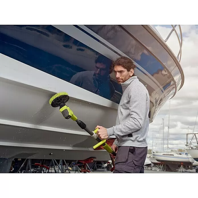 Ryobi ONE+ Cepillo rotativo de lavado R18TPS‐120G - 18 V, Iones de litio, 2 Ah - Cepillo eléctrico amarillo y negro en uso, limpiando el costado de un barco.