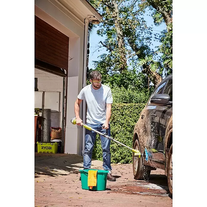 Ryobi ONE+ Cepillo rotativo de lavado R18TPS‐120G - 18 V, Iones de litio, 2 Ah - Hombre lavando un coche embarrado con un cepillo de mango largo verde y gris de cerdas azules.