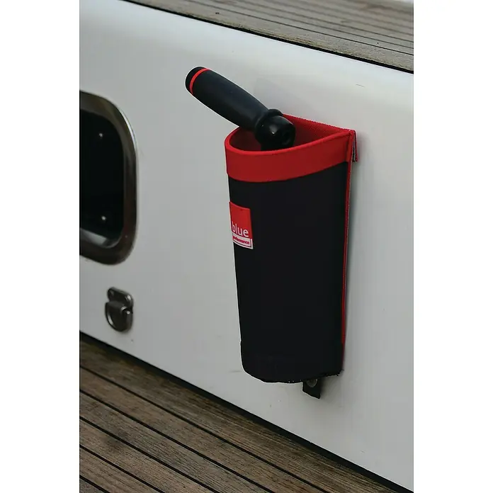 Blue Performance Winschkurbeltasche - L x B x H: 24 x 12 x 10 cm, Passend für: 2 Winchkurbeln, Schwarz/Rot - Ein schwarzer Messerhalter mit rotem Rand, der an einer weißen Oberfläche montiert ist und ein Messer mit schwarzem Griff enthält.