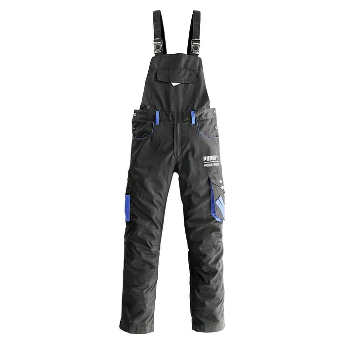 Puma Workwear Latzhose Champ - 52, Carbon - Schwarze PUMA Arbeitshose mit blauen Akzenten und verstellbaren Trägern, ideal für den professionellen Einsatz.