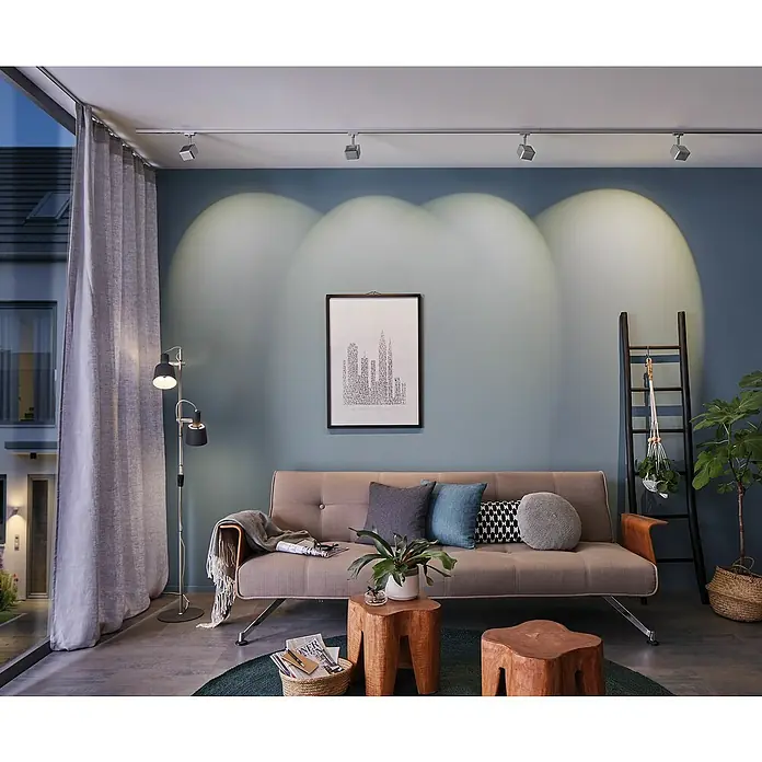 Paulmann URail Foco LED para riel Cubo - 8 W, Cromado mate, L x An x Al: 4,7 x 7,7 x 16,5 cm - Salón con iluminación moderna. Los focos de carril acentúan la decoración y crean un ambiente acogedor con sofá y adornos.