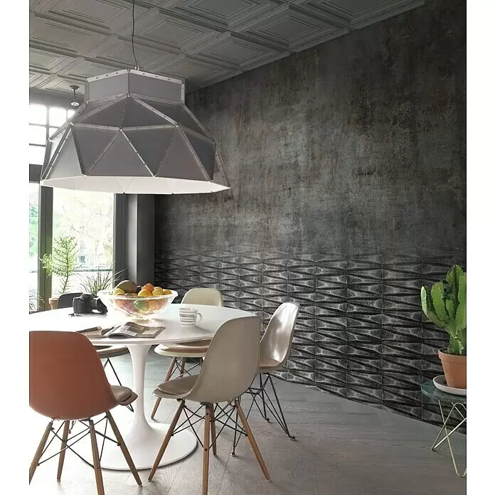 Rasch Factory 4 Fototapete Digitaldruck I - 400 x 300 cm, Betonschwarz - Modernes Esszimmer mit dunklen, texturierten Wandfliesen und geometrischem 3D-Relief.