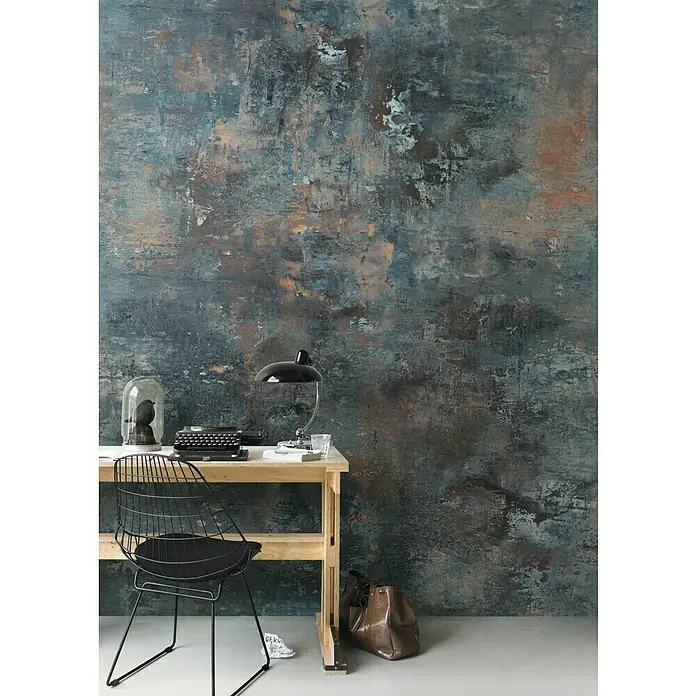 Rasch Factory 4 Fototapete Digitaldruck - 212 x 300 cm, Blau - Schreibtisch mit Lampe und Schreibmaschine vor einer künstlerischen Wand.
