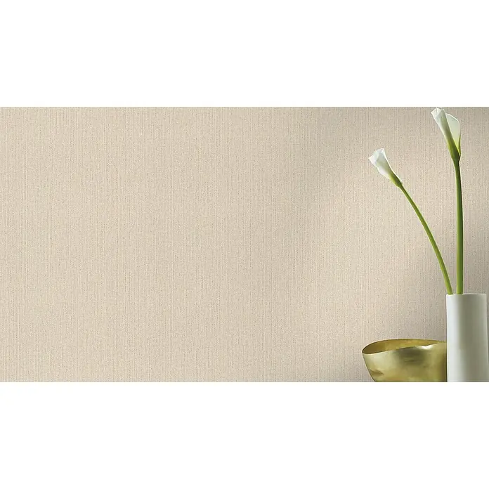 Rasch Kimono Vliestapete Muster - Beige, Uni, 10,05 x 0,53 m - Nahaufnahme eines Zimmers mit schlichtem beigem Leinwandhintergrund, der durch einen weißen Vasenblumenstrauß und eine goldene Schale ergänzt wird.