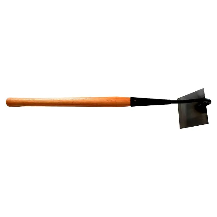 Azada - Anchura de trabajo: 12 cm, Acero - Esta imagen muestra una robusta azada de jardín con mango de madera y hoja de metal negro, una herramienta esencial para cualquier jardinero.