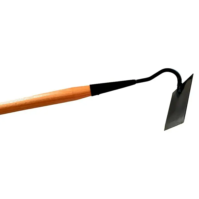 Azada - Anchura de trabajo: 12 cm, Acero - Primer plano de una azada de jardín con mango de madera y hoja de metal negro, una herramienta útil para la jardinería.