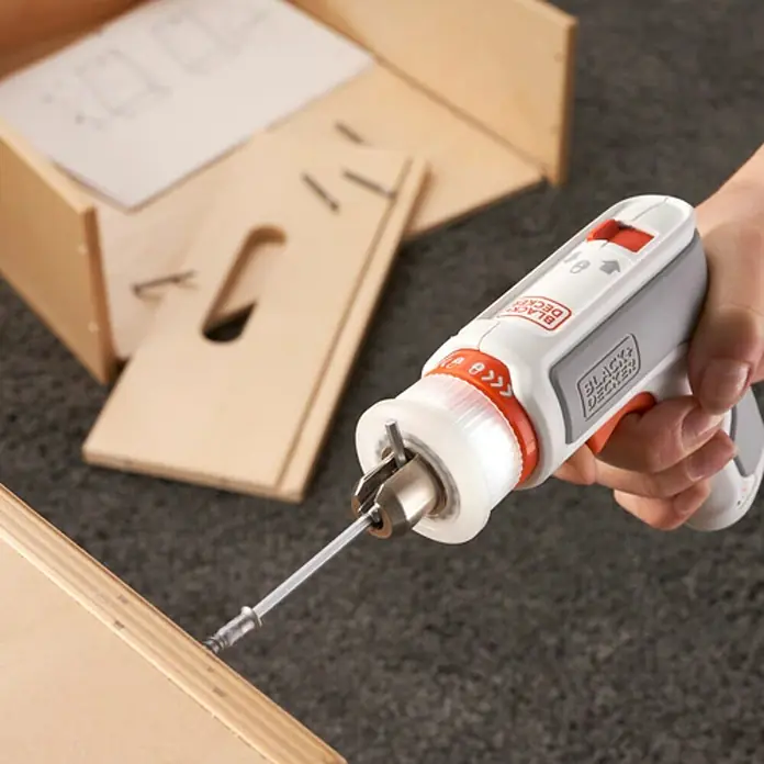 Black+Decker Atornillador de batería HEXDRIVER - 3,6 V, 1 batería, 1,5 Ah, 5,5 Nm - Primer plano del destornillador Black+Decker que se utiliza para atornillar componentes de madera.