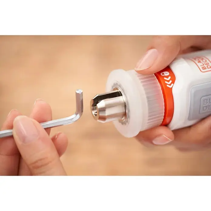 Black+Decker Atornillador de batería HEXDRIVER - 3,6 V, 1 batería, 1,5 Ah, 5,5 Nm - Primer plano de la herramienta rotativa Black+Decker con una llave Allen, que se utiliza para cambiar la broca. ¡Precisión para manualidades!