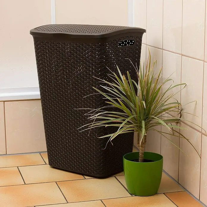 Curver My Style Cesta para la ropa - L x An x Al: 43 x 33 x 60 cm, Marrón - Cesto de ropa sucia marrón de imitación ratán con tapa y asas al lado de una planta verde en el baño. ¡Práctico y decorativo!