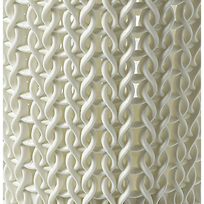 Curver Knit Cesta para la ropa - 57 l, Blanco, Plástico - Primer plano de una estructura impresa en 3D, blanca, similar a una cadena. El patrón está hecho de elementos curvos interconectados.