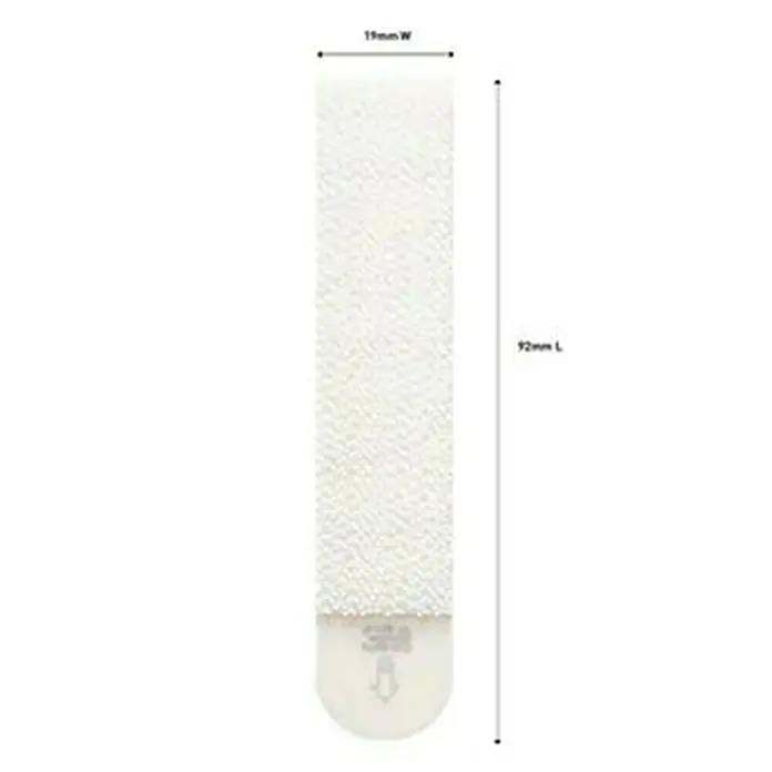 3M Command Cinta engomada 17206 - Blanco - Primer plano de una tira adhesiva 3M Command que mide 19 mm de ancho y 92 mm de largo para facilitar el montaje en la pared.