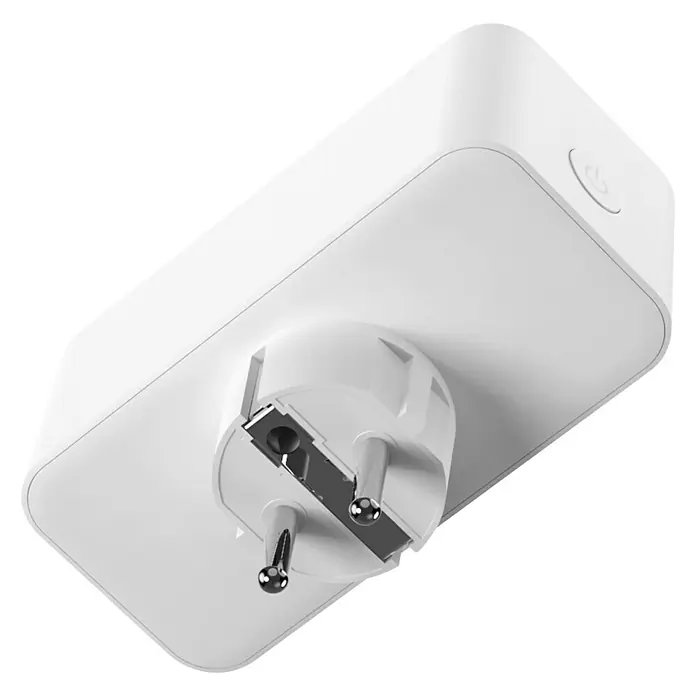 Muvit iO Enchufe inteligente WiFi con monitor de energía - Para interior, IP20, Blanco, 16 A, 1 ud. - Primer plano de un enchufe inteligente blanco con conector Europlug sobre fondo negro.
