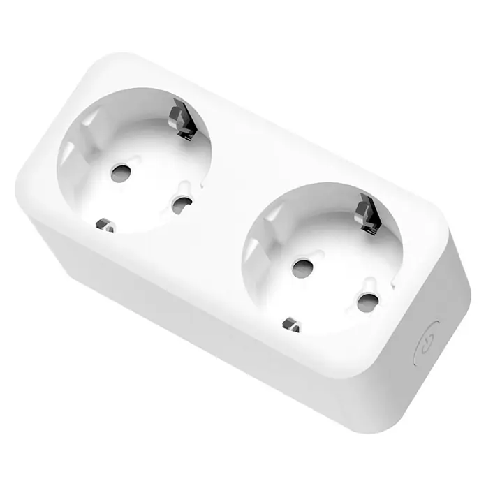 Muvit iO Enchufe inteligente WiFi con monitor de energía - Para interior, IP20, Blanco, 16 A, 1 ud. - Primer plano de una regleta blanca doble con contactos de tierra sobre un fondo negro, ideal para uso interior.