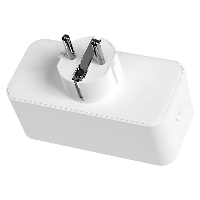 Muvit iO Enchufe inteligente WiFi con monitor de energía - Para interior, IP20, Blanco, 16 A, 1 ud. - Primer plano de un adaptador Europlug blanco, mostrando su diseño elegante sobre un fondo negro. Ideal para viajes y uso diario.