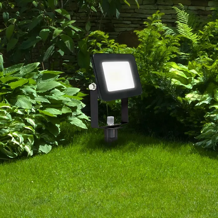 Muvit iO Foco de jardín LED - 20 W, Negro, IP65, LED - Foco LED de jardín con estaca para iluminar zonas verdes, con carcasa negra y luz blanca cálida para acentos ambientales.