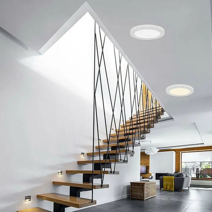 Muvit Plafón LED redondo WIFI - 30 W, Blanco - Interior contemporáneo de una escalera con diseño minimalista y luces de techo integradas.