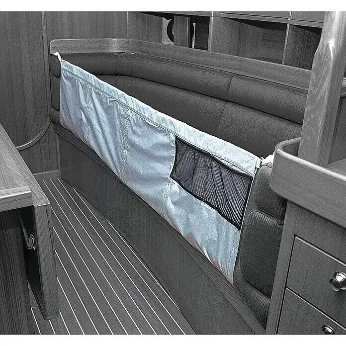 Blue Performance Leesegel - L x B: 1.700 x 530 mm - Helles Stoff-Kojennetz mit Netztasche, auf einer Bootskoje installiert.