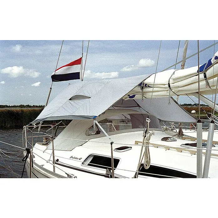 Blue Performance Sonnensegel - L x B: 360 x 310 cm, Grau - Das Foto zeigt ein Segelboot mit einem Sonnensegel, das zusätzlichen Schatten spendet und vor Sonne schützt.