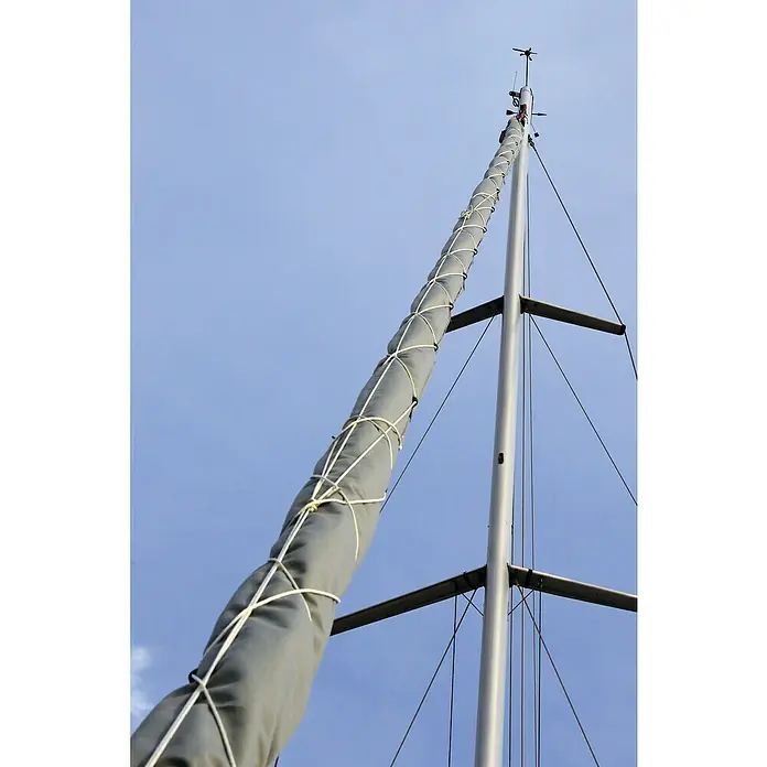 Blue Performance Segel-Schutzhülle - Länge: 14 m, Geeignet für: Rollfocken - Blick nach oben auf einen Segelmast mit grauem Segelkleid und weißem Tauwerk vor blauem Himmel. Die Takelage ist ein wichtiger Bestandteil.