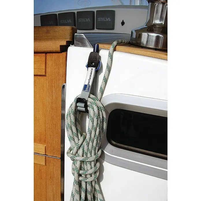 Blue Performance Gurtband - Verstellbar: 220 mm - 320 mm, 2 Stk. - Nahaufnahme eines Blue Performance Seilhalters mit einem zusammengerollten Seil auf einem Boot. Praktisch für Ordnung an Bord.