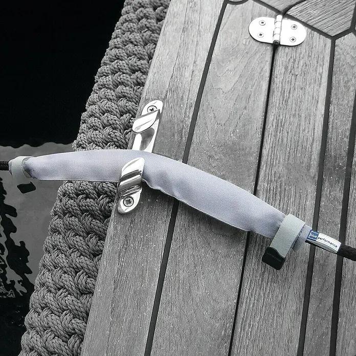 Blue Performance Leinenschutz - Ø x L: 32 x 430 mm - Detailansicht eines grauen Relingspolsters von Blue Performance auf einem Boot, das zusätzlichen Schutz bietet und die Ästhetik verbessert.