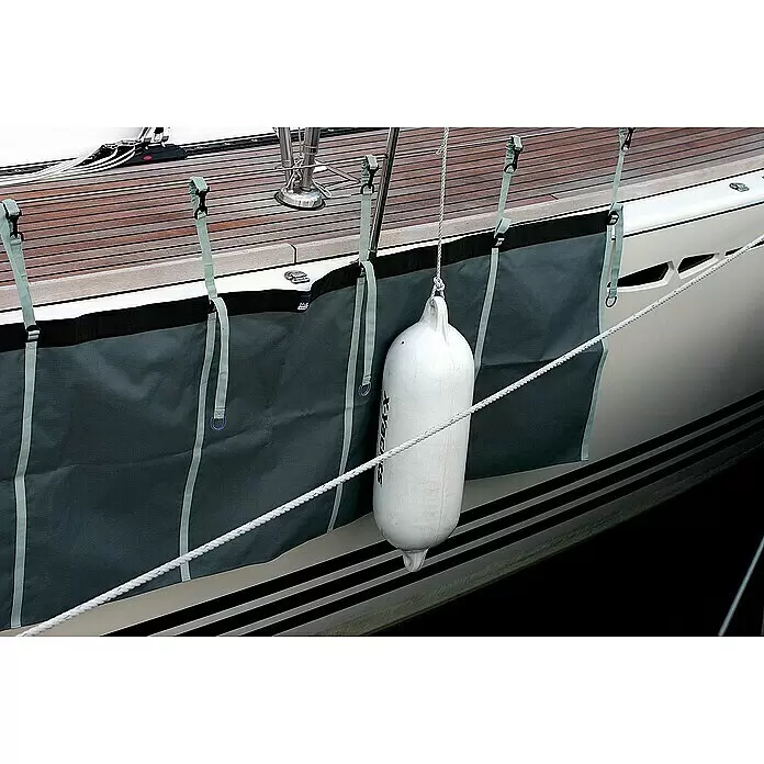 Blue Performance Schutzmatte - L x B: 250 x 80 cm - Dunkelgrauer Bootsschutzstoff mit hellgrauen Gurten, an einer Yacht befestigt. Ein weißer Fender hängt daneben.