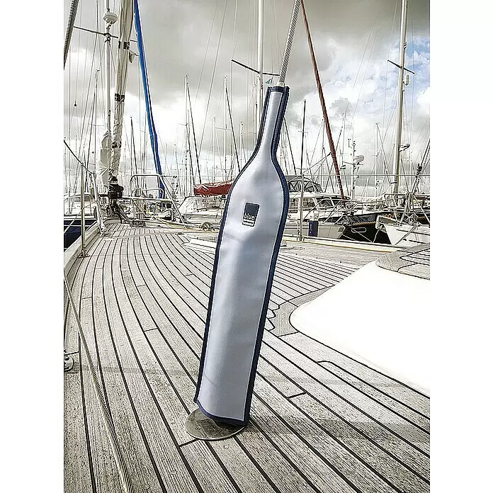 Blue Performance Wantenspanner-Schoner - L x B: 475 x 95 mm, PVC - Hellblaue flaschenförmige Schutzhülle für Bootsrigging, auf einem Holzdeck im Yachthafen.