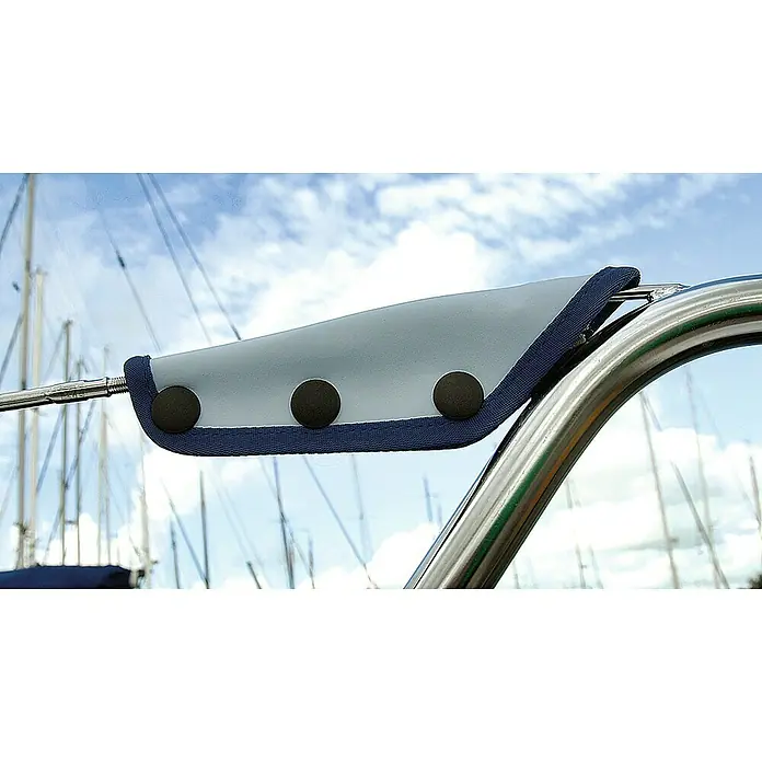 Blue Performance Relingspanner-Schutz - L x B x H: 180 x 10 x 20 mm - Nahaufnahme eines grauen Relingspolsters mit blauer Bordüre und schwarzen Druckknöpfen auf einem Boot mit Blick auf den Himmel.