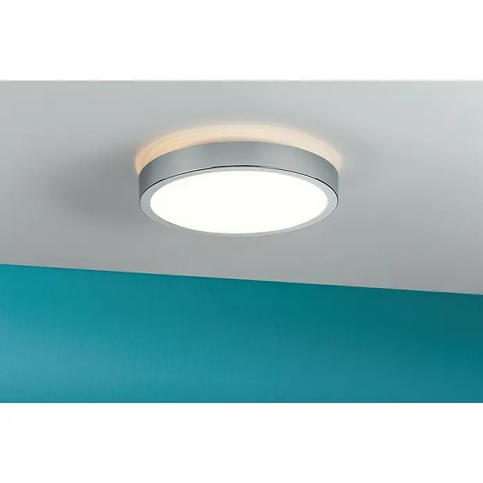Paulmann LED-Deckenleuchte rund Aviar - 20 W, Ø x H: 300 mm x 6,2 cm, Chrom - Diese Aufnahme zeigt eine moderne, runde Deckenleuchte mit Chromrand, die helles, diffuses Licht in einem Raum mit farbiger Wand spendet.