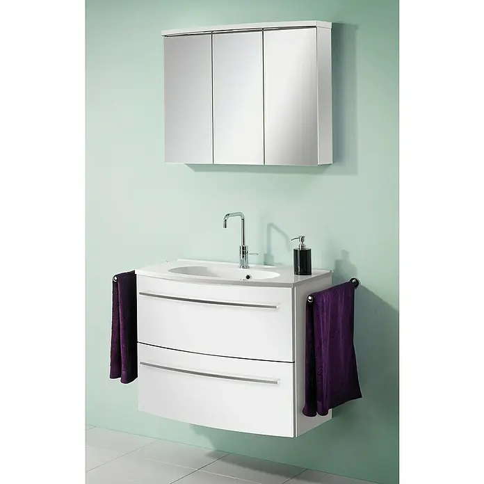 Camargue Swing Einbauwaschbecken - 80 x 46,8 cm, Weiß - Ein modernes Badezimmer-Waschbecken mit zwei Schubladen, einem Spiegel-Hängeschrank und lila Handtüchern an der Seite.