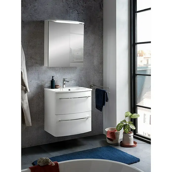 Camargue Swing LED-Spiegelschrank - B x H: 60 x 70,5 cm, Mit Beleuchtung, DIN Anschlag: Rechts, Weiß, Glas - Ein modernes Badezimmer mit einem weißen Waschtisch mit zwei Schubladen und einem Spiegelschrank an einer grauen Wand.