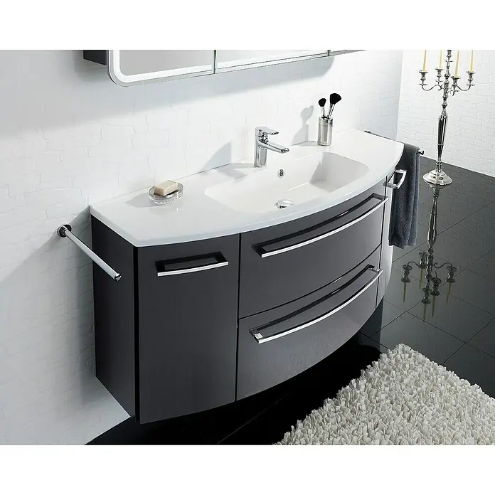 Camargue Swing Waschtischunterschrank - 119,2 x 44,1 x 63 cm, Grafit - Elegantes Badezimmer-Waschbecken mit Unterschrank in Grau und Weiß, akzentuiert durch Chrom-Details und eine moderne Armatur.