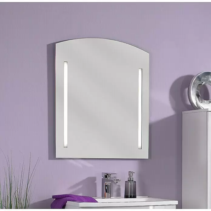 Camargue Swing LED-Lichtspiegel - B x H: 60 x 72 cm - Badezimmerspiegel mit Bogenkante und integrierter vertikaler LED-Beleuchtung.