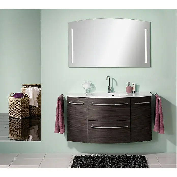 Camargue Swing LED-Lichtspiegel - B x H: 120 x 72 cm - Das moderne Badezimmer verfügt über einen Unterschrank mit Waschbecken, einen beleuchteten Spiegel und Handtüchern.