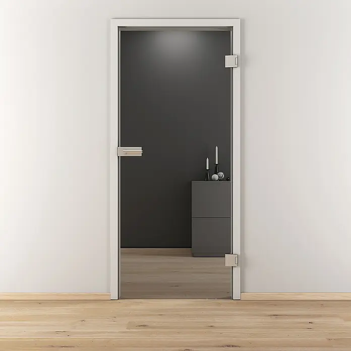 Diamond Doors Glasdrehtür Grey - 834 x 1.972 mm, DIN Anschlag: Links/Rechts, Klarglas - Ein elegantes Bild einer Glastür mit silbernen Beschlägen in einem modernen Interieur, das Design und Funktionalität vereint.