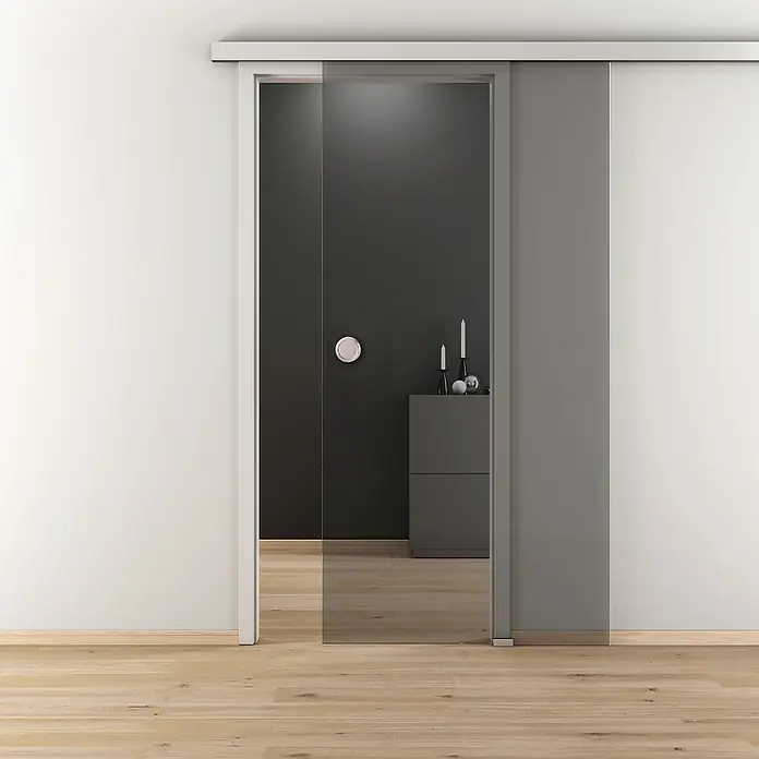 Diamond Doors Glasschiebetür Grey - 935 x 2.058 mm, Klarglas - Elegante Glasschiebetür mit minimalistischem Design. Die Tür ist teilweise geöffnet und gibt den Blick auf ein modernes Interieur frei.