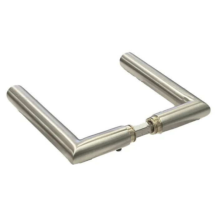 Diamond Doors Modern Drückerpaar Iowa - Passend für: Glastüren, Edelstahl matt - Nahaufnahme eines modernen Türgriffs aus gebürstetem Edelstahl. Das schlichte Design des Türbeschlags passt zu vielen Einrichtungsstilen.