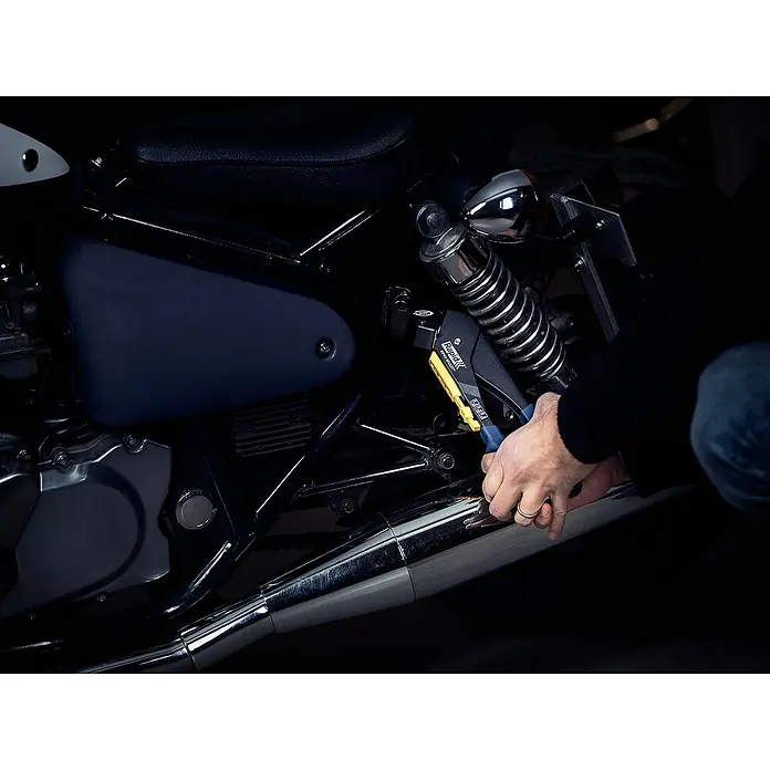 Rapid Blindnietzange RP60 Multi - Passend für: Aluminium-/Edelstahlnieten (Ø 3,2/4/4,8 mm) - Nahaufnahme einer Rapid RP110 Nietzange, die an einem Motorrad verwendet wird, um eine sichere und dauerhafte Verbindung zu gewährleisten.