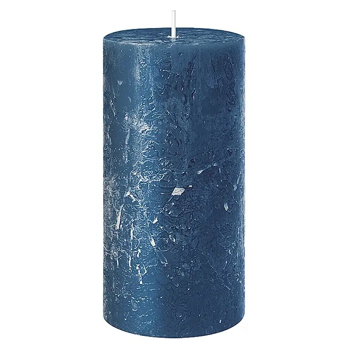 Stumpenkerze Rustic Safe - Ø x H: 7 x 8 cm, Nachtblau - Ein grosses, blaues Stumpenkerze mit einer unebenen, marmorähnlichen Oberfläche und einem Docht in der Mitte. Perfekt für stimmungsvolle Beleuchtung.
